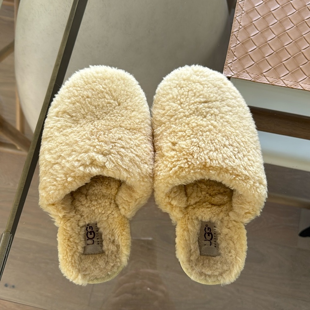 Ugg Slippers (pastel yellow)